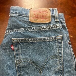 Vintage Levi’s Men's Blue Thigh-Length Shorts Size 32